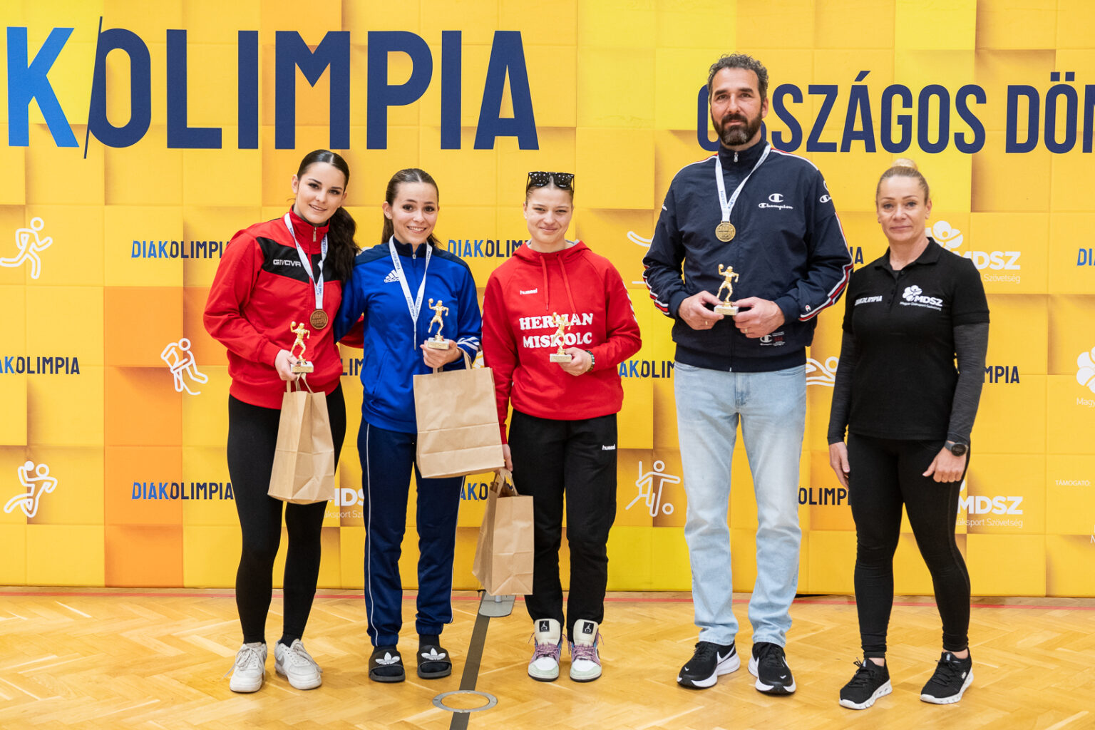 Kézilabda_Lány_V-VI.kcs_B.kat_különdíjasok-1-1536x1024